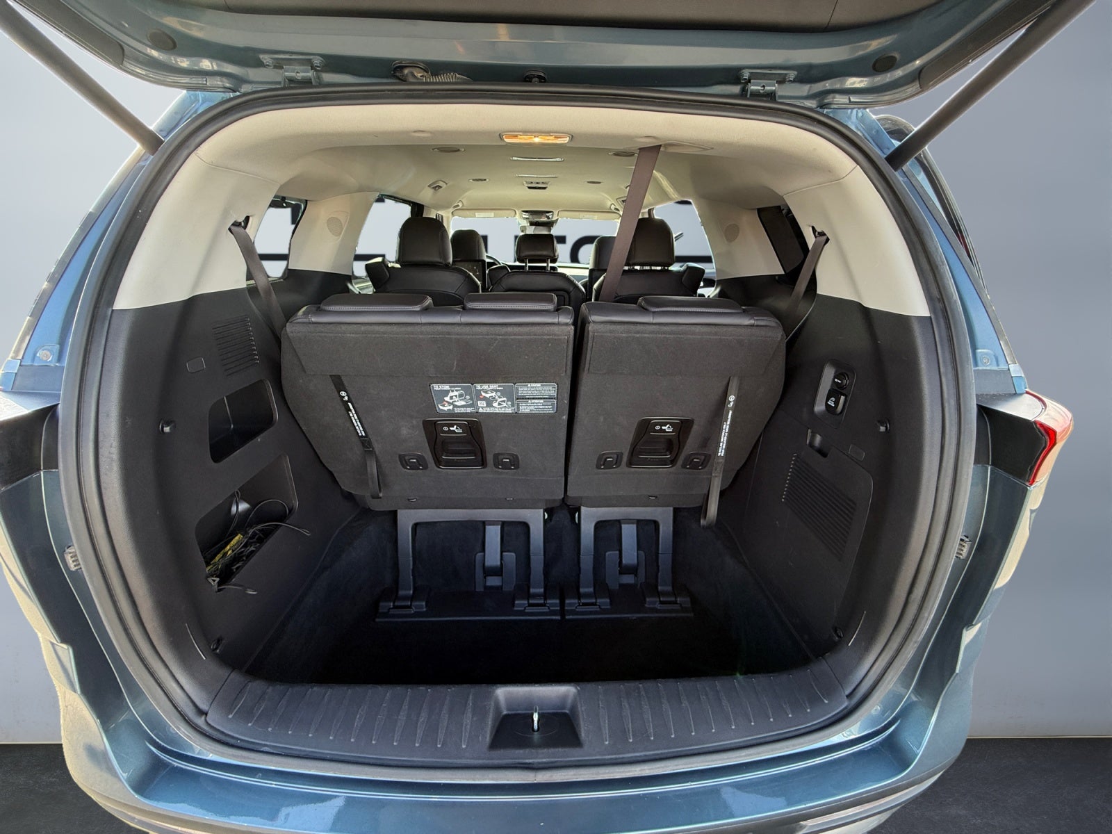 2024 Kia Carnival SX